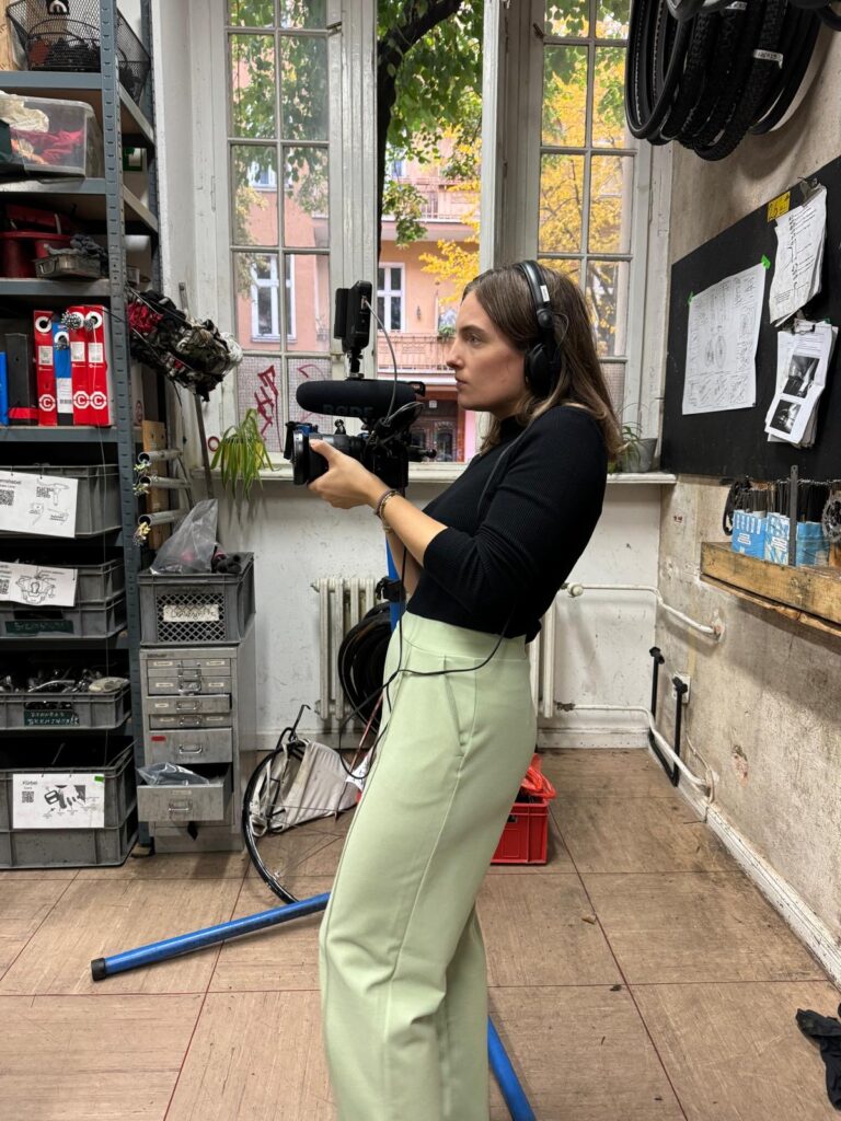 Bild Alessia mit Kamera